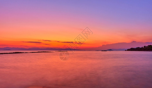 希腊阿埃吉纳岛黄昏的爱琴海日落的风景海长宽的勘探水因运动而模糊图片