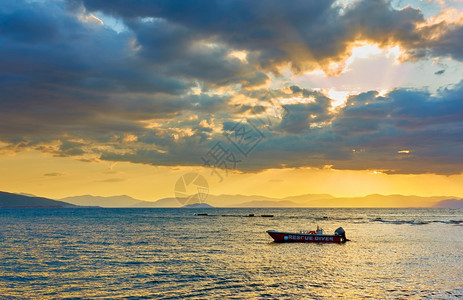 日落时有船的海日落时有景色图片