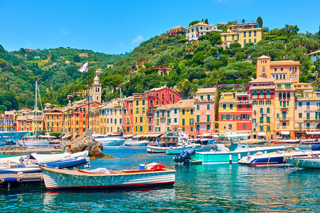 意大利Portofino镇和港口与船只之景图片