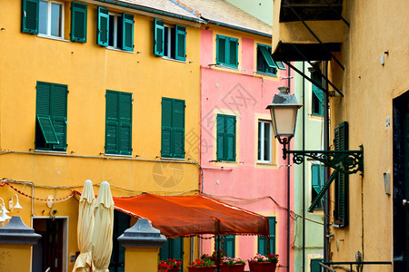 意大利热那亚市Boccadasse区多彩老旧街道图片