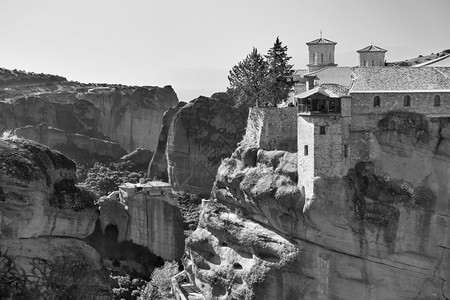 希腊Meteora的Varlaam和Roussanou寺院黑白景观图片