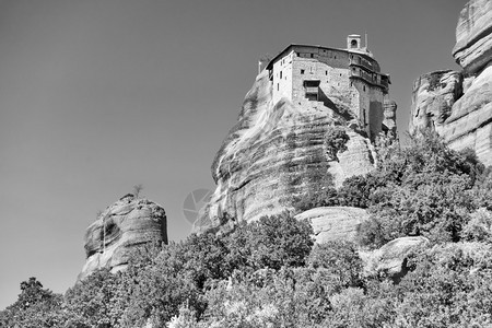 希腊Meteora悬崖顶的AgiosNikolaos修道院黑白景观图片