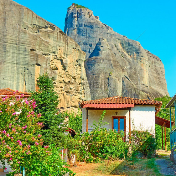 希腊ThessalyMeteora岩石脚下Kastraki村的房屋图片