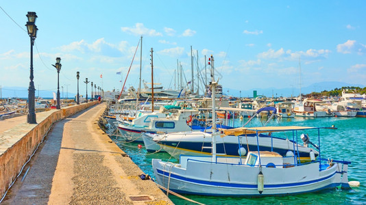 希腊埃吉纳岛Aegina镇的Aegina港码头与停泊渔船的视角图片
