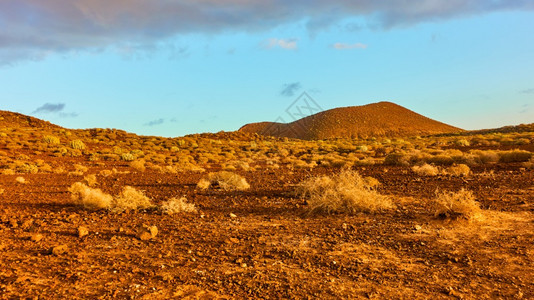 西班牙加那利州特奈里费岛西班牙加那利日落时的沙漠和小火山景观图片