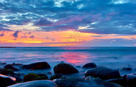 日落时海和岸上的石头日落海景特纳里夫卡图片