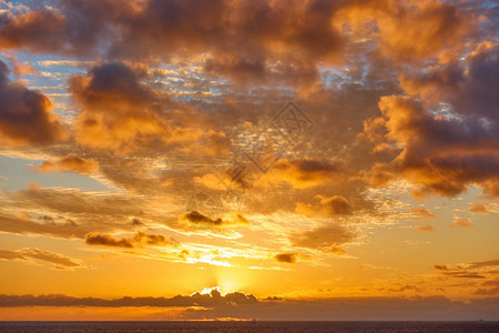日落时大西洋上空的天中橙色云层海景背有你自己的文字带有空间光标的背景图片