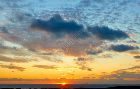 太阳即将升入海平线之下日落风景海带有空间的背景用于您自己的文字图片
