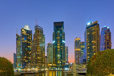 迪拜Marina和日落港口阿拉伯联合酋长国晚发光的现代塔图片