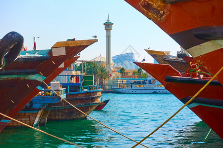 阿拉伯联合酋长国迪拜河岸另一侧加兰德清真寺Deira的阿拉伯帆船和月光寺的阿拉伯帆船头目阿联酋图片