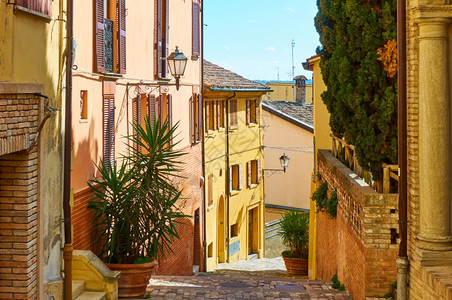 意大利里米尼SantarcangelodiRomagna镇古老的多彩街道图片
