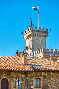 圣马力诺利市政厅PalazzoPubblico塔上脱旗图片