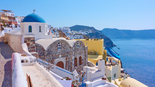 圣托里尼岛Oia镇与希腊古教堂的景象希腊风景图片