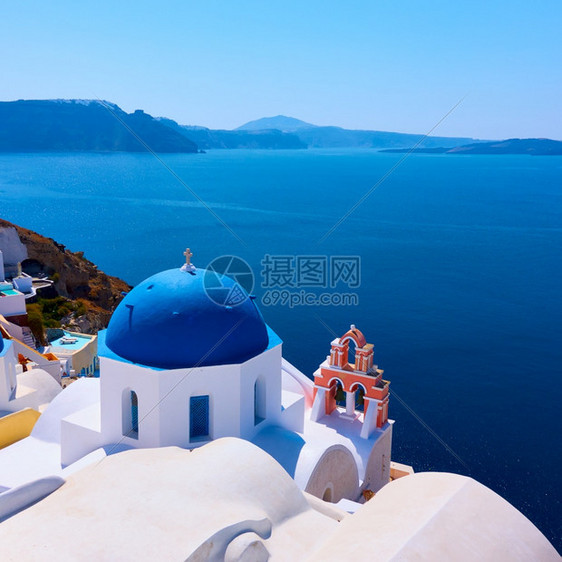 希腊圣托里尼岛Oia小城镇的海边蓝丘希腊正统东教堂希腊景观图片