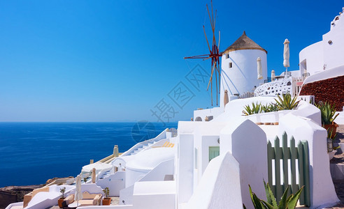 圣托里尼岛Oia镇的景象与旧洗白房屋和风车希腊风景图片