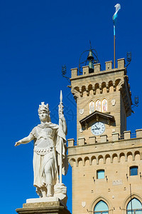 圣马力诺利市自由女神像和政厅图片