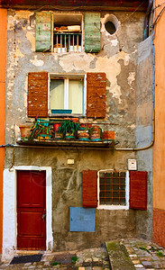 意大利EmiliaRomagna的SantarcangelodiRomagna镇旧破房屋图片