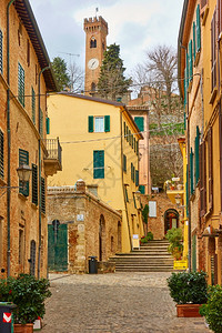 意大利里米尼省EmiliaRomagna的SantarcangelodiRomagna镇旧街道和老钟楼图片