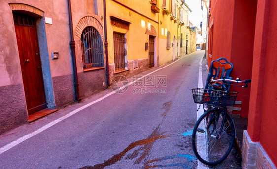 意大利里米尼城墙附近街道和自行车的视角图片