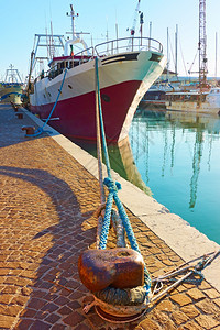 意大利里米尼运河上用木头锚泊在运河上的旧拖网船停泊在意大利里米尼图片
