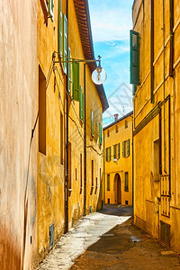 意大利EmiliaRomagna的Faenza旧街道前景图片