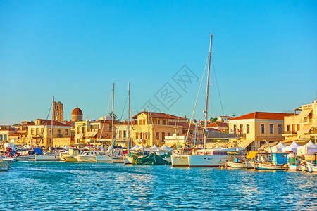 希腊Aegina岛Aegina镇日落的港口和海滨Aegina镇希腊Aegina岛的游艇和图片