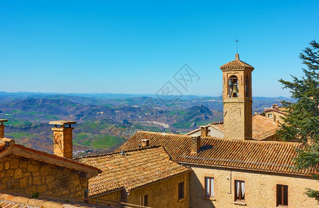 圣马利诺景观区旧房子屋顶和钟塔铺有砖瓦的屋顶和钟塔图片