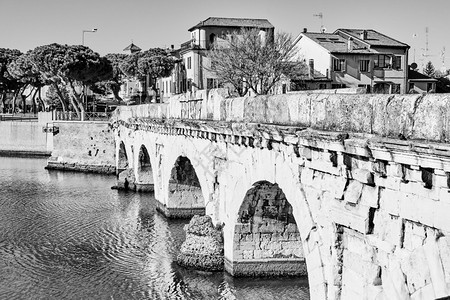 里米尼与意大利提比留斯PontediTiberio古桥意大利黑白群岛城市观的景象图片