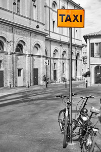 意大利里米尼附近的黄色出租车牌有停着自行车的黄色牌图片