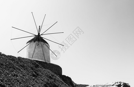 希腊Mykonos山丘上的风车黑白图像希腊风景图片