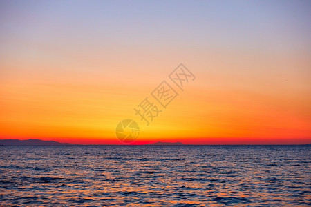 色彩多的橙天空和日落时的海景和背为您自己的文字提供空间图片