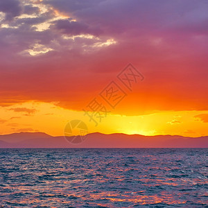 黄红天空日落时有海上云层风景多彩海图片