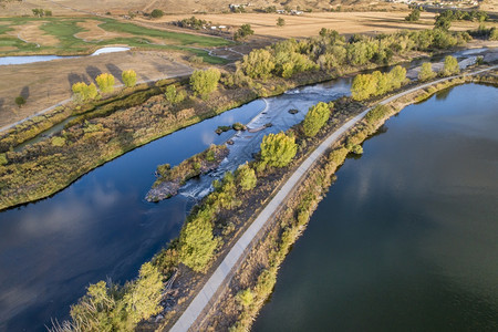 南普拉特河在科罗多州北部丹佛下方有自行车足迹图片