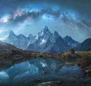 雪山湖泊上的星空图片