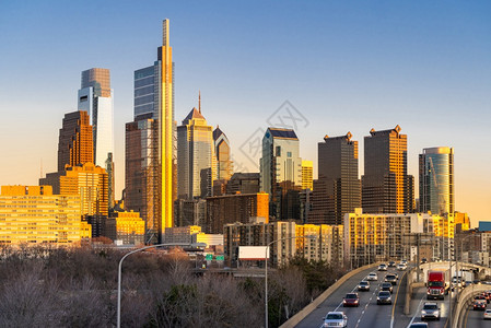 费城市风景摩天大楼线建筑日落州际公路城市交通在费城市中心中心图片
