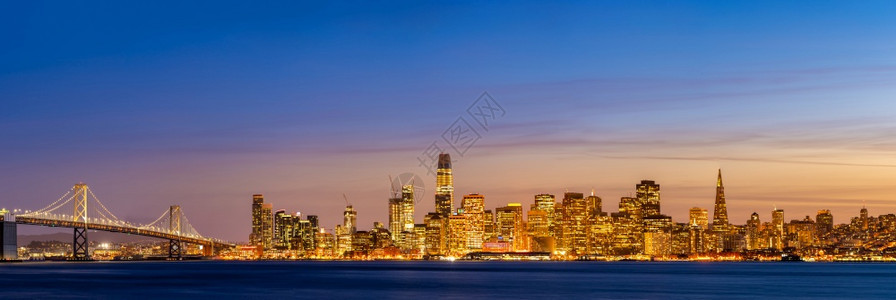 美国北加州西海岸黄昏时段与BayBridge的摩天大楼旧金山美国陆地标志旅行目的游概念图片