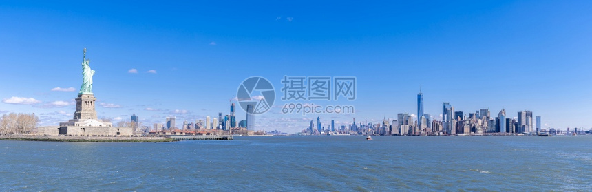 曼哈顿市中心天线摩大楼背景的全自由女神像纽约市州美国市地标旅行目的和城市景色概念图片