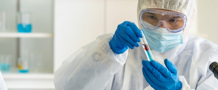 全景科学家持有带血液样本的测试管以研究并开发冠状共生19大流行的疫苗图片