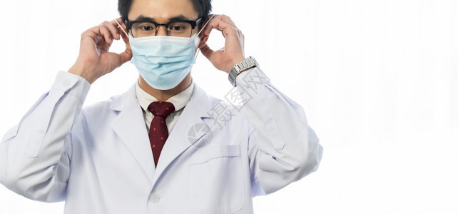 身戴保护面罩的亚洲男医生全貌保健概念免费复制空间的网络横幅作物图片