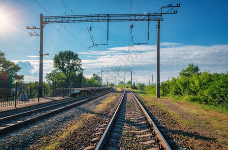 夏季阳光明媚的火车站欧洲铁路重工业平台绿树蓝天空云和阳光的工业景观运输图片