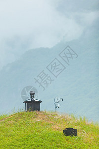 挪威远足区夏季风景优美的山地观由雾的雨天形成挪威雾的山地景观图片