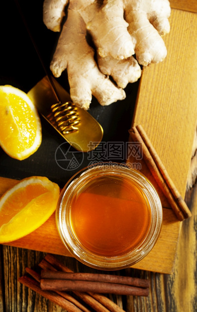 餐桌上的蜂蜜柠檬肉桂茶图片