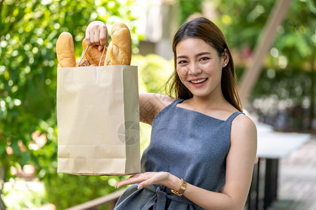 从超市购买杂货袋食物和饮料以及消费主义的购买概念图片