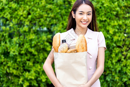 从超市购买杂货袋食物和饮料以及消费主义的购买概念图片