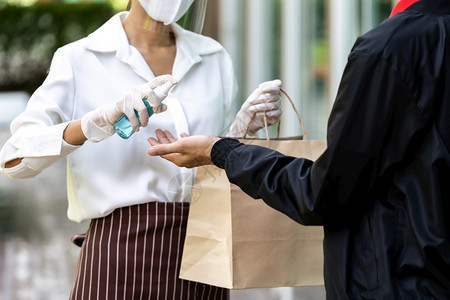 送面包的杂货袋用于清洁和卫生作为食品交付服务的新常态同时提供科罗纳新冠virus新冠19流行病图片