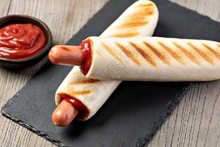 法国热狗在切菜板上的法国热狗图片