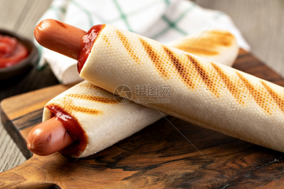 法国热狗在切菜板上的法国热狗图片