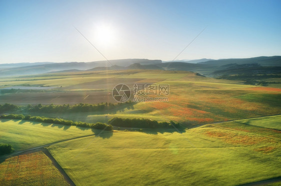 山上的空中田地和草美丽的乡村自然景观图片