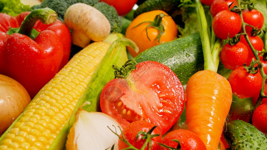 厨房桌上新鲜切开蔬菜的近照片用于健康食品和无转基因生物产品的背景Diet营养和新鲜蔬菜Vegan和素食者背景厨房桌上新鲜切开蔬菜图片