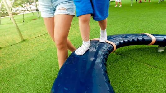 儿童小脚在公园操场的平衡板上行走儿童小脚在公园操场的平衡板上行图片